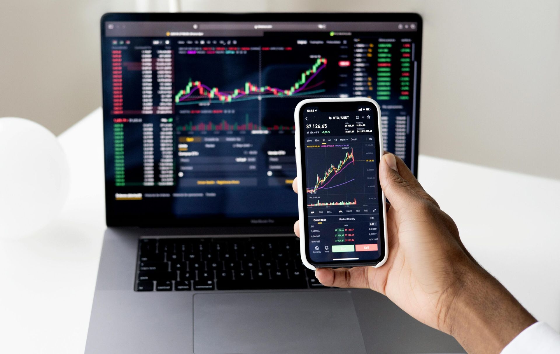 U.S. Stock Markets Show Fluctuations as Tech Sector Faces Challenges