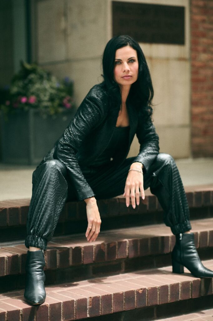 Suzanny Munhoz, model, entrepreneur, and founder of Fênix Fitness, showcasing her strength and authenticity through her work in fashion, fitness, and empowerment, advocating for women’s transformation and self-confidence.