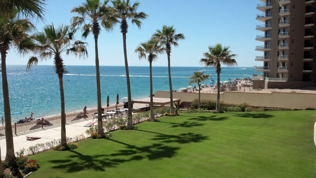 "Beautiful Puerto Penasco beach with pool, ideal for beachfront properties and real estate investment opportunities."
