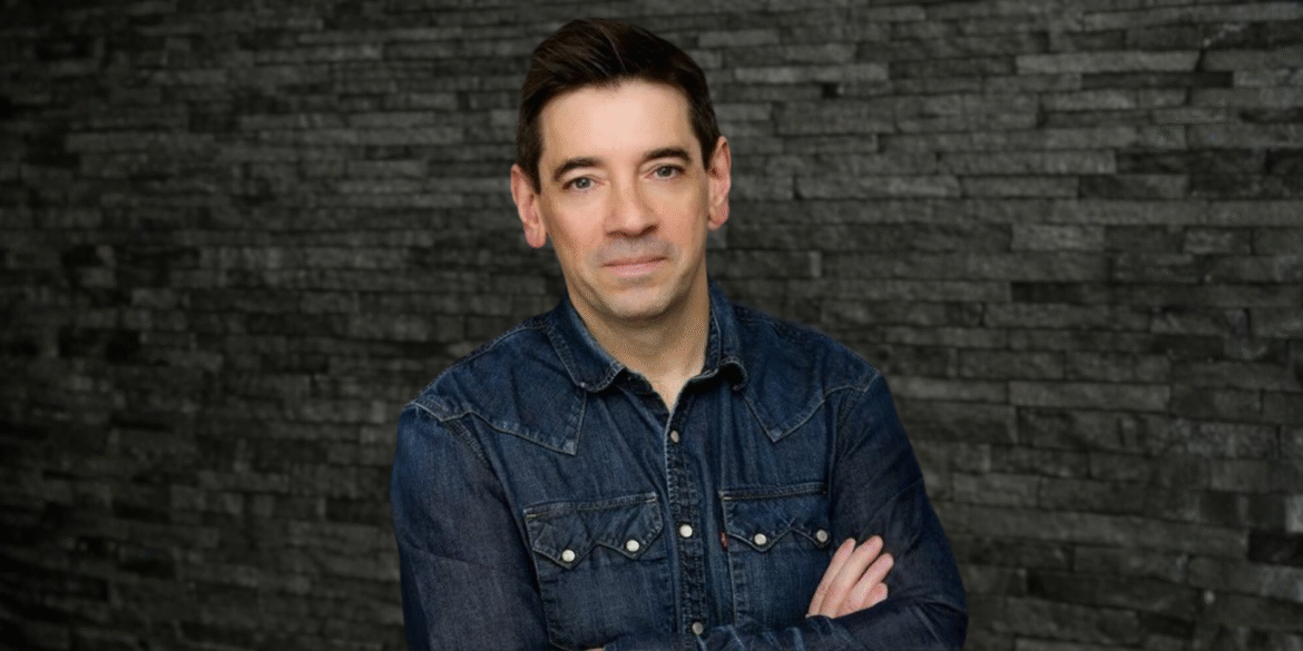 Damian Qualter, founder of AutomateToGrow, showcasing his leadership and expertise in business optimization with The Expert G.R.O.W.T.H. System™.