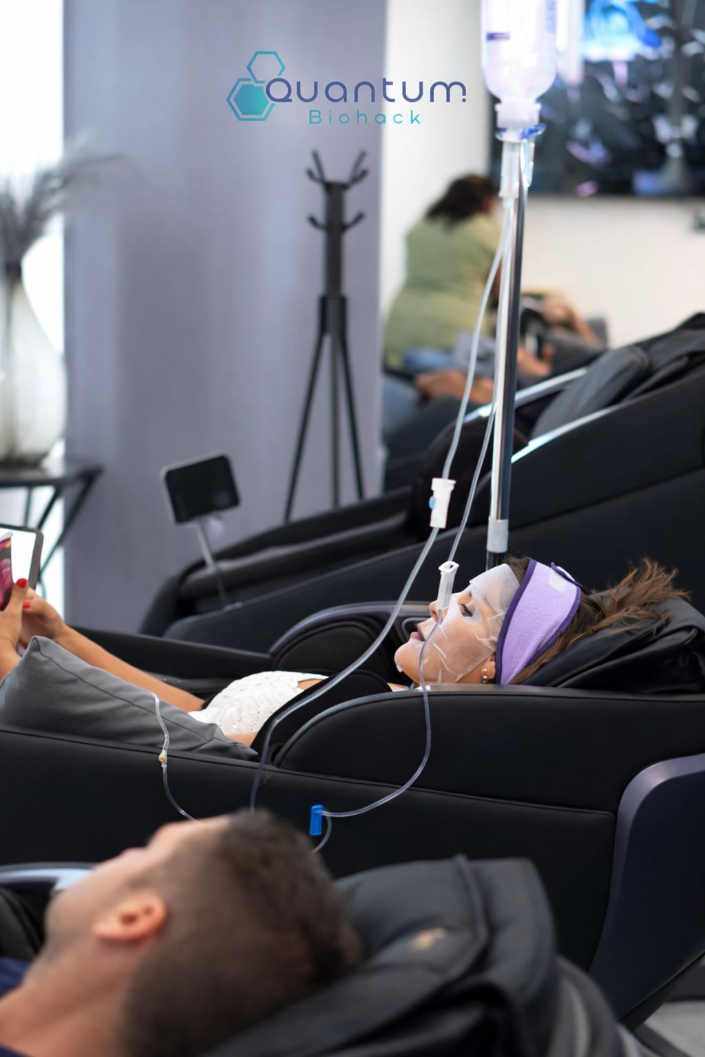 Guest relaxing during IV wellness therapy at Quantum Biohack Cancun clinic.