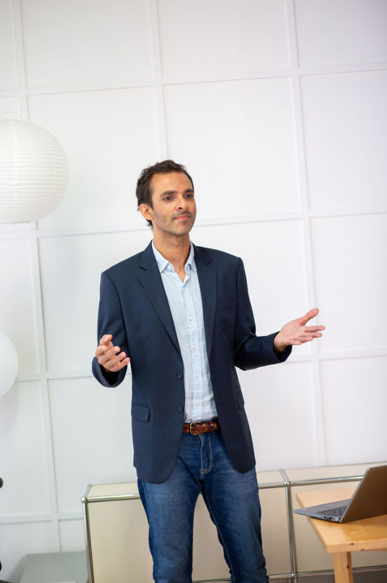 Frederic Bonifassy presenting in an office, discussing leadership branding and talent acquisition strategies.