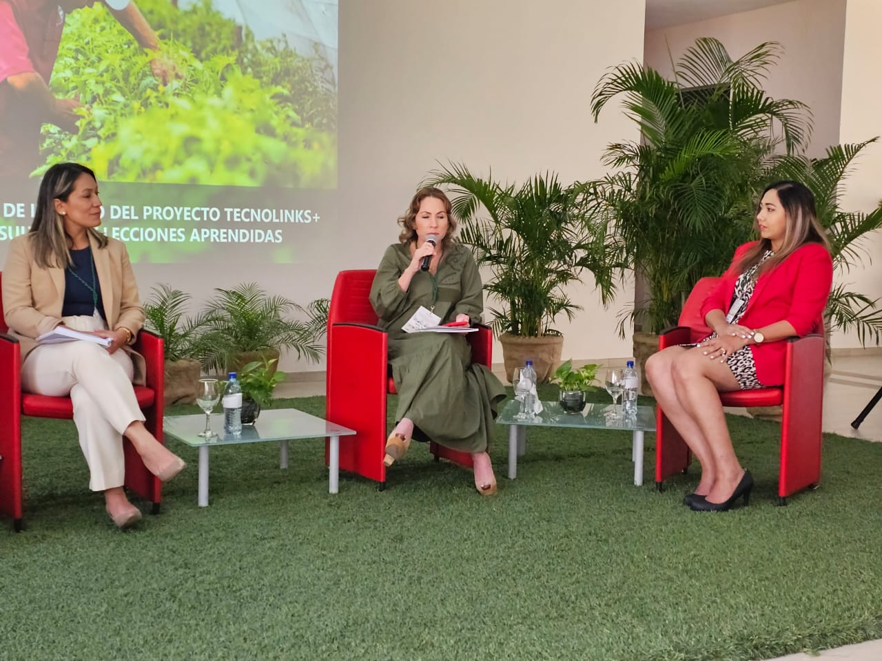 Darling Jarquín speaking during a panel discussion on leadership and business development.