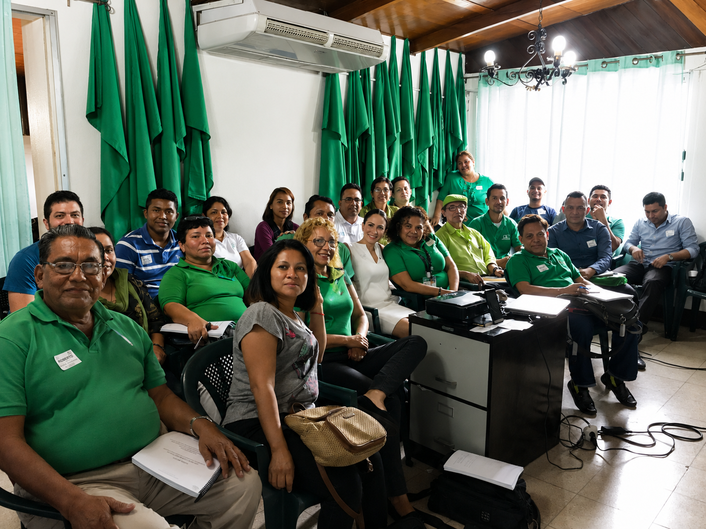 Darling Jarquín leading a leadership and entrepreneurship workshop with community participants.